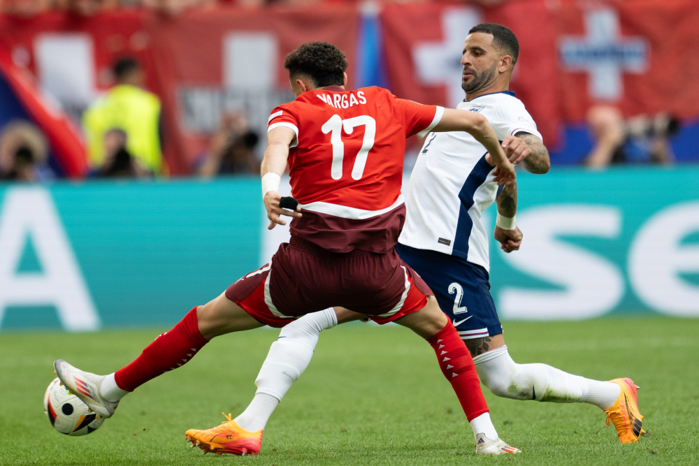 她们经过一 她们经过一