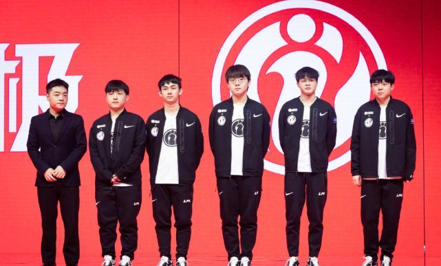 她显得困难 她显得困难